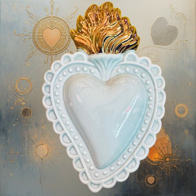 Cuore Ex-voto in ceramica bianca con fiamma oro, dipinto a mano. Sartoria Luminarie