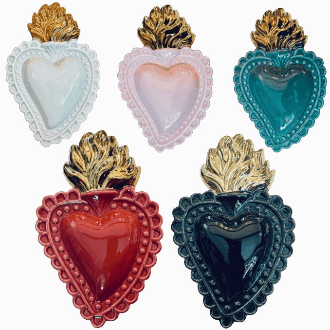 Cuore Ex-voto in ceramica con fiamma oro, dipinto a mano. Sartoria Luminarie
