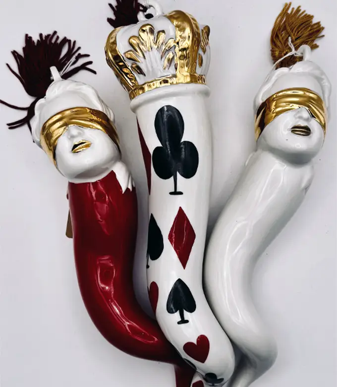 Oggetti portafortuna realizzati a mano dalla migliore tradizione campana. Il regalo scaramantico per eccellenza! Sartoria Luminarie Bologna