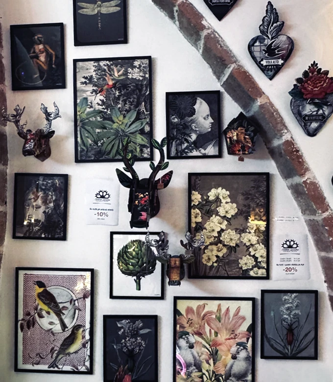 Decorazioni da parete con cuori sacri e animali decorativi. Sartoria Luminarie Bologna