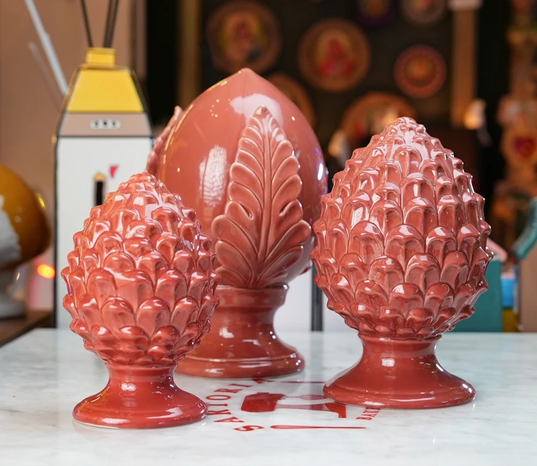 Pumi rossi da arredamento per la casa. Sartoria Luminarie a Bologna e Online.