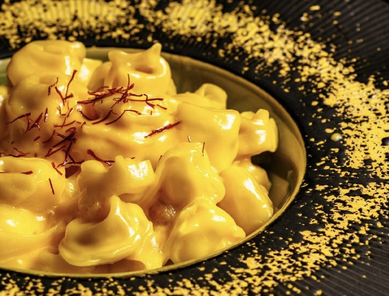 Sartoria Gastronomica in piazza Aldrovandi a Bologna. Foto di tortellini