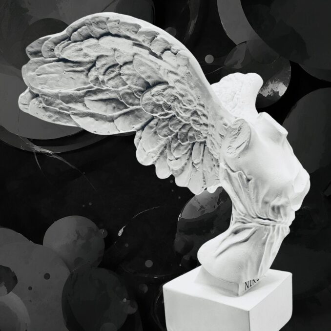 Busto bianco Nike Samotracia in resina Sartoria Luminarie Bologna
