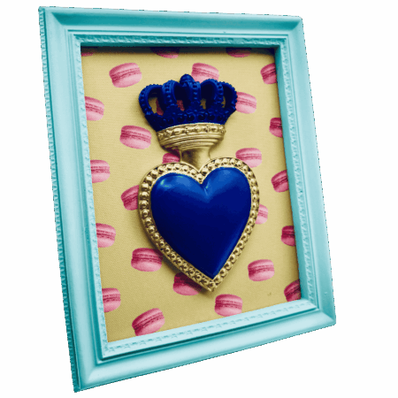cornice rettangolare pop con cuore votivo e sfondo macarones Sartoria Luminarie Bologna