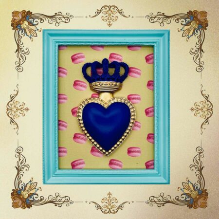 cornice rettangolare pop con cuore votivo e sfondo macarones Sartoria Luminarie Bologna
