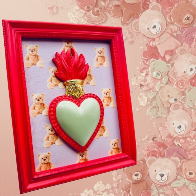 cornice rettangolare pop con cuore votivo e sfondo orsetto Sartoria Luminarie Bologna
