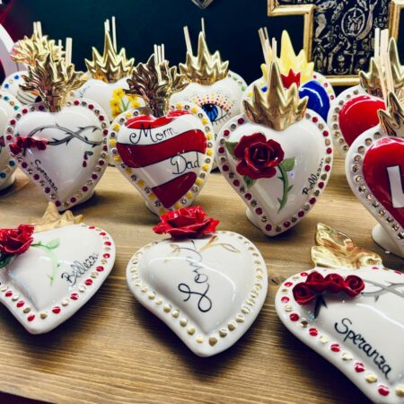 cuore-ceramica-speranza-e-rose-rosse-sartoria-luminarie-bologn